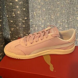 Puma sneakers 
Puma Club 5v5